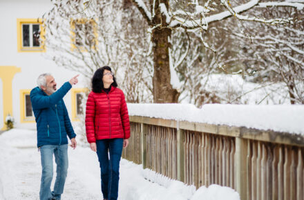 Pärchen spaziert Pärchen spaziert